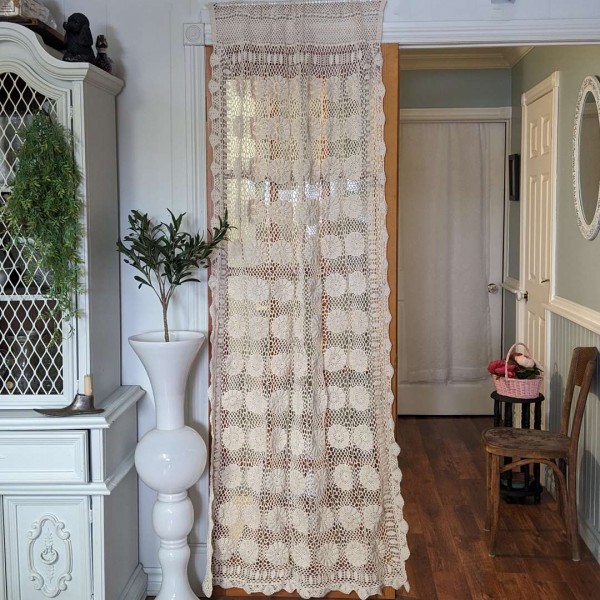 Un panneau rideau au crochet vintage 